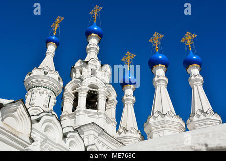 Le cupole e croci della Chiesa della Natività della Vergine in Putinki a Mosca, Russia, risalente al 1652. Foto Stock