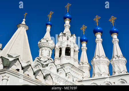 Le cupole e croci della Chiesa della Natività della Vergine in Putinki a Mosca, Russia, risalente al 1652. Foto Stock