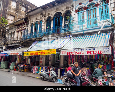 Tessuto negozi situati in architettura coloniale Francese botteghe di Ho Chi Minh City, Vietnam. Foto Stock