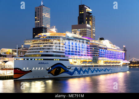 AIDAperla al Cruise Terminal Rotterdam. AIDAperla è il più recente e moderna nave da crociera di AIDA Cruises, uno dei dieci marchi di proprietà di Carnival Corporation Foto Stock