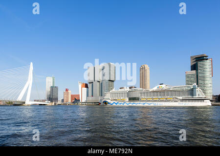 AIDAperla al Cruise Terminal Rotterdam. AIDAperla è il più recente e moderna nave da crociera di AIDA Cruises, uno dei dieci marchi di proprietà di Carnival Corporation Foto Stock