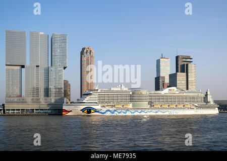 AIDAperla al Cruise Terminal Rotterdam. AIDAperla è il più recente e moderna nave da crociera di AIDA Cruises, uno dei dieci marchi di proprietà di Carnival Corporation Foto Stock