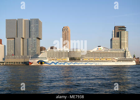 AIDAperla al Cruise Terminal Rotterdam. AIDAperla è il più recente e moderna nave da crociera di AIDA Cruises, uno dei dieci marchi di proprietà di Carnival Corporation Foto Stock