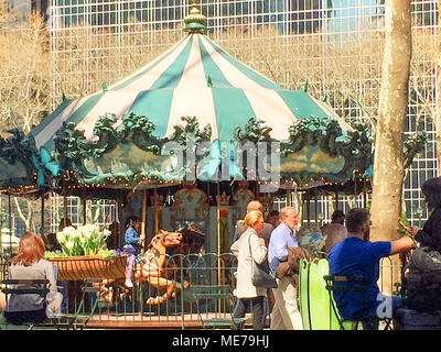 Le giostra in Bryant Park in primavera, NYC, STATI UNITI D'AMERICA Foto Stock