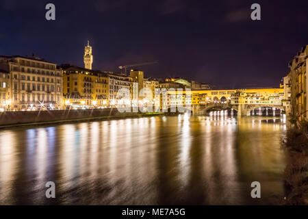 Firenze, Italia - 25 Febbraio 2015: Guardando ad est dal Ponte Santa Trinita verso il Ponte Vecchio giù il fiume Arno a Firenze a soli Foto Stock