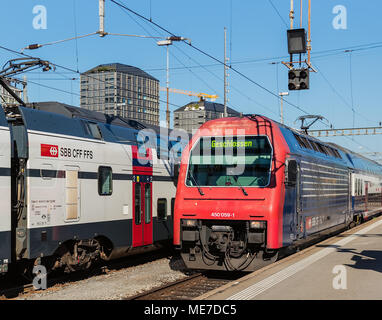 Zurich, Svizzera - 10 July, 2016: treni passeggeri delle Ferrovie Federali Svizzere a Zurigo stazione ferroviaria principale. Zurigo stazione ferroviaria principale è Foto Stock