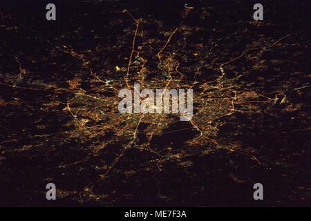 Una vista satellitare delle luci della città di notte a Mosca, in Russia, come si vede dalla NASA Stazione Spaziale Internazionale Aprile 8, 2017 in orbita intorno alla terra. (Foto dalla NASA tramite Planetpix) Foto Stock