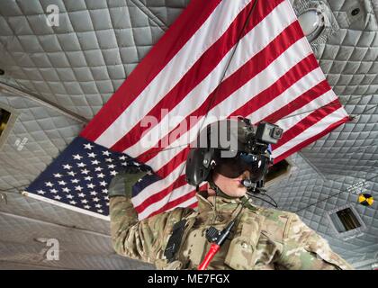 Un soldato nordamericano trasporta OSU animatori su un U.S. Esercito CH-47 elicottero Chinook a base operativa Fenty durante l'OSU Tour vacanza 24 dicembre 2017 vicino a Jalalabad, Afghanistan. (Foto di Dominique A. Pineiro via Planetpix) Foto Stock