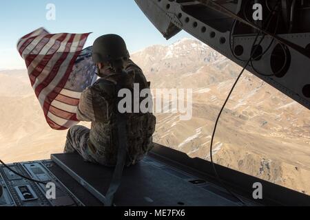 Un soldato nordamericano trasporta OSU animatori su un U.S. Esercito CH-47 elicottero Chinook a base operativa Fenty durante l'OSU Tour vacanza 24 dicembre 2017 vicino a Jalalabad, Afghanistan. (Foto di Dominique A. Pineiro via Planetpix) Foto Stock