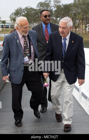 Ex gli astronauti della NASA Buzz Aldrin (sinistra), Winston Scott e Lowell Grissom, fratello di astronauta della NASA Gus Grissom, a piedi al Complesso Visitatori del Centro Spaziale Kennedy Space Memorial a specchio per la NASA il giorno della cerimonia di commemorazione del 25 gennaio 2018 nell'Isola Merritt, Florida. (Foto di Kim Shiflett via Planetpix) Foto Stock