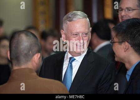 Stati Uniti Il Segretario della Difesa James Mattis visiti il Tran Quoc Pagoda tempio buddista 25 gennaio 2018 ad Hanoi, Vietnam. (Foto di ambra I. Smith via Planetpix) Foto Stock