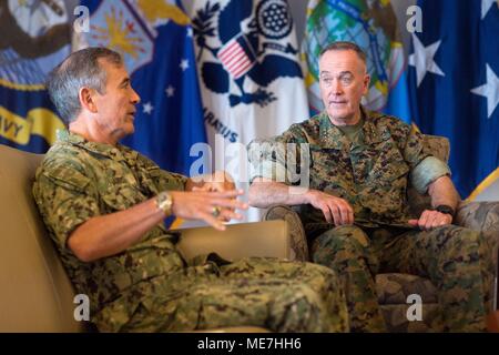 Stati Uniti Navy Pacifico Comando Commander Harry Harris (sinistra) soddisfa con U.S. Comune di capi di Stato Maggiore Presidente Giuseppe Dunford presso la base comune perla Harbor-Hickam PACOM Sede Febbraio 1, 2018 in Pearl Harbor, Hawaii. (Foto di Dominique A. Pineiro via Planetpix) Foto Stock