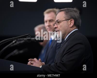 Stati Uniti Il Sottosegretario di Stato per gli Affari Politici Thomas Shannon (sinistra), U.S. Il vice Segretario alla difesa Patrick Shanahan, E DEGLI STATI UNITI Il vice segretario dell'energia Dan Brouillette parlare durante una conferenza stampa sul Nuclear Posture Review al Pentagono Febbraio 2, 2018 a Washington, DC. (Foto di Kathryn E. Holm via Planetpix) Foto Stock