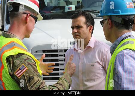 Il Puerto Rican governatore Ricardo Rossello (centro) parla con gli Stati Uniti I soldati dell esercito come ripristinare l'alimentazione per un quartiere durante gli interventi di soccorso dopo il passaggio dell uragano Maria Febbraio 5, 2018 in Bayamon, Puerto Rico. (Foto di Preston L. Chasteen via Planetpix) Foto Stock