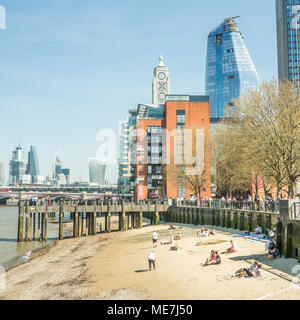 Spiaggia sul Tamigi con la TORRE OXO alle spalle, Londra. Foto Stock