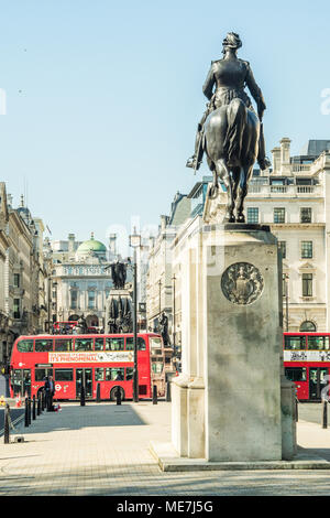 Statua di bronzo di Edward VII in Waterloo Place guardando verso Piccadilly Circus, Londra. Foto Stock