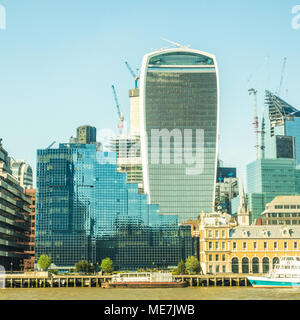 "Walkie talkie' Grattacielo (Case Sky Garden) come visto dal lato sud del fiume Tamigi, Londra Foto Stock