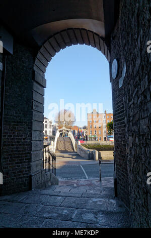 Vista su Ha'penny Bridge nella città di Dublino - Irlanda Foto Stock
