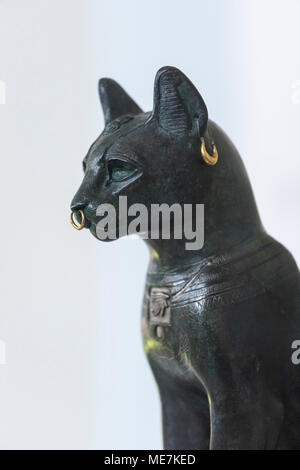 Londra. In Inghilterra. British Museum, il gatto Gayer-Anderson ca. 600 BC, eventualmente da Saqqara, Egitto. Il Gayer-Anderson Cat è un bronzo a fusione cava fig Foto Stock