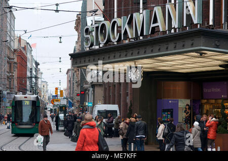 Helsinki city centre con grande magazzino Stockmann e il tram Foto Stock