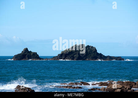 Il brisons un doppio picco isolotto situato nell'Oceano Atlantico al largo della costa di Cape Cornwall, Inghilterra, Regno Unito. Foto Stock