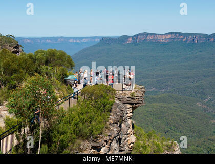 I turisti su un punto di vista della Megalong Valley delle montagne blu in corrispondenza di Katoomba. Nuovo Galles del Sud Foto Stock