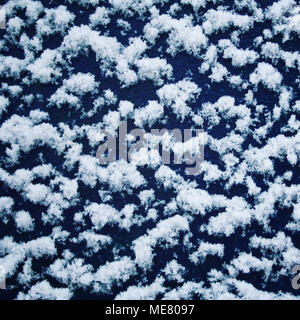In legno di colore blu della superficie ricoperta di neve. Soffici fiocchi di neve sul tetto. Sfondo naturale. Il freddo giorno d'inverno. Close up. Inverno in Russia. Tonica foto. Foto Stock