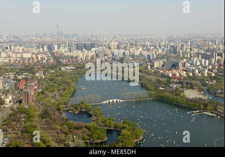 Yuyuantan parco e un lago come visto dalla Cina Centrale torre televisiva, Pechino, Cina Foto Stock