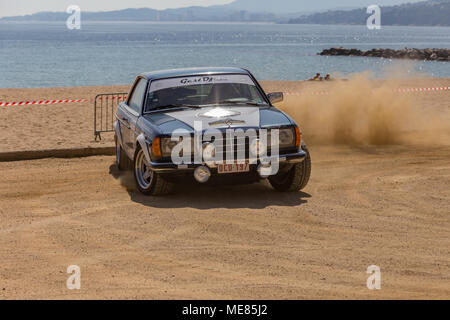 XV il Rally Costa Brava Historic Car gara in una piccola città Palamos in Catalogna. 04. 20. 2018 Spagna, città Palamos Credito: Arpad Radoczy/Alamy Live News Foto Stock