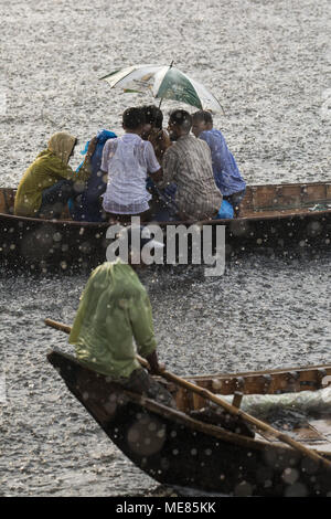 Dacca in Bangladesh. Xxi Aprile, 2018. Dacca in Bangladesh - aprile 21 : pendolari del Bangladesh utilizzare imbarcazioni per attraversare il fiume Buriganga durante la pioggia a Dhaka, nel Bangladesh il 21 Aprile 2018.Il fiume Buriganga è economicamente molto importante a Dhaka, utilizzati per il trasporto di una moltitudine di merci, produrre e persone ogni giorno. Si è stimato che circa cinquantamila persone attraversano il fiume Buriganga da Keraniganj a Dhaka, per il lavoro di tutti i giorni. Credito: Zakir Hossain Chowdhury/ZUMA filo/Alamy Live News Foto Stock