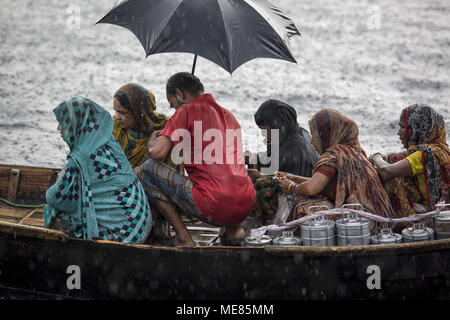 Dacca in Bangladesh. Xxi Aprile, 2018. Dacca in Bangladesh - aprile 21 : pendolari del Bangladesh utilizzare imbarcazioni per attraversare il fiume Buriganga durante la pioggia a Dhaka, nel Bangladesh il 21 Aprile 2018.Il fiume Buriganga è economicamente molto importante a Dhaka, utilizzati per il trasporto di una moltitudine di merci, produrre e persone ogni giorno. Si è stimato che circa cinquantamila persone attraversano il fiume Buriganga da Keraniganj a Dhaka, per il lavoro di tutti i giorni. Credito: Zakir Hossain Chowdhury/ZUMA filo/Alamy Live News Foto Stock