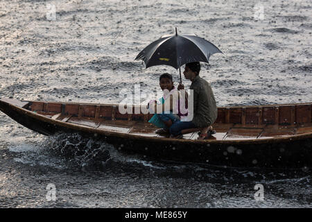 Dacca in Bangladesh. Xxi Aprile, 2018. Pendolari del Bangladesh utilizzare imbarcazioni per attraversare il fiume Buriganga durante la pioggia a Dhaka, nel Bangladesh il 21 aprile 2018. Il fiume Buriganga è economicamente molto importante a Dhaka, utilizzati per il trasporto di una moltitudine di merci, produrre e persone ogni giorno. Si è stimato che circa cinquantamila persone attraversano il fiume Buriganga da Keraniganj a Dhaka, per il lavoro di tutti i giorni. Credito: zakir hossain chowdhury zakir/Alamy Live News Foto Stock