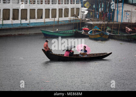 Dacca in Bangladesh. Xxi Aprile, 2018. Pendolari del Bangladesh utilizzare imbarcazioni per attraversare il fiume Buriganga durante la pioggia a Dhaka, nel Bangladesh il 21 aprile 2018. Il fiume Buriganga è economicamente molto importante a Dhaka, utilizzati per il trasporto di una moltitudine di merci, produrre e persone ogni giorno. Si è stimato che circa cinquantamila persone attraversano il fiume Buriganga da Keraniganj a Dhaka, per il lavoro di tutti i giorni. Credito: zakir hossain chowdhury zakir/Alamy Live News Foto Stock