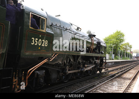 Londra, Regno Unito. Xxi Aprile, 2018. British Railways Marina Mercantile 35028 Classe linea Clan locomotiva a vapore, Whitton Stazione, Londra UK, 21 aprile 2018, Foto di Richard Goldschmidt, 35028 Clan linea è una linea principale a carbone locomotiva a vapore costruito a Eastleigh lavora nel 1948. Mentre si lavora la Atlantic Coast Express nel 1961, è stato ufficiosamente temporizzato a 104 mph passando Axminster. Il 2 luglio 1967, Linea Clan trainato un 'arrivederci' speciale da Waterloo a Bournemouth e il retro di terminare la sua British Railways carriera. Credito: ricca di oro/Alamy Live News Foto Stock