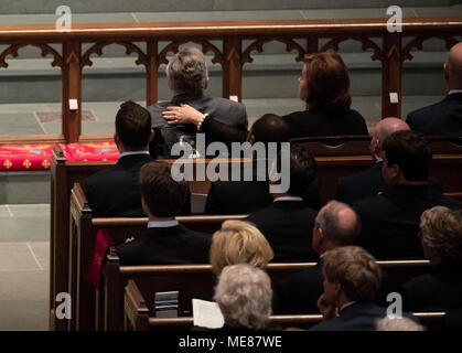 Houston, Texas, Stati Uniti d'America. Aprile 21st, 2018. L ex Presidente George H.W. Bush si siede con la sua figlia più giovane, Dorothy Bush Koch, al servizio funebre per sua moglie, ex First Lady Barbara Bush a San Martin episcopale della Chiesa. Signora Bush, la moglie di un presidente e di madre per un altro, morì il 17 aprile a Houston in 92. Credito: Bob Daemmrich/Alamy Live News Foto Stock