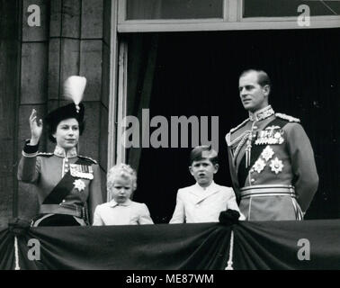 Giugno 06, 1953 - Trooping il colore cerimonia.salutato dal balcone del Palazzo: la Regina Elisabetta II ha preso la salute al Trooping il colore cerimonia per la sfilata delle Guardie a Cavallo di oggi. L'occasione ha segnato la regina;s ufficiale di compleanno. Il colore trooped è stata quella del primo battaglione, il granatiere guardie. La Regina ha indossato la divisa del Col-in capo del reggimento, una tunica scarlatta, blu scuro mantello di equitazione e un cappello tricorne con il badge in grassetto e pennacchio bianco dei Granatieri. La foto mostra la regina riconosce le acclamazioni della folla mentre il Duca di Edimburgo e i loro due figli PRINCE C Foto Stock