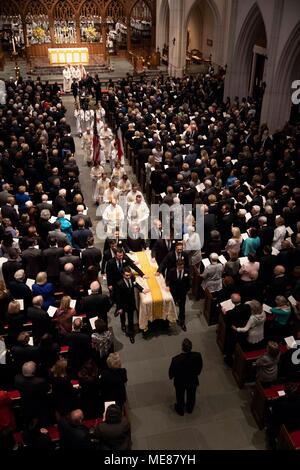 Pallbearers onorario escort ex first lady Barbara Bush è scrigno fuori del santuario alla fine del suo servizio funebre di San Martino la chiesa episcopale in Houston. Foto Stock