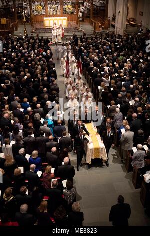 Pallbearers onorario escort ex first lady Barbara Bush è scrigno fuori del santuario alla fine del suo servizio funebre di San Martino la chiesa episcopale in Houston. Foto Stock