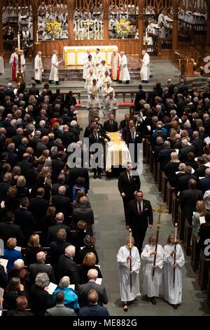 Pallbearers onorario escort ex first lady Barbara Bush è scrigno fuori del santuario alla fine del suo servizio funebre di San Martino la chiesa episcopale in Houston. Foto Stock