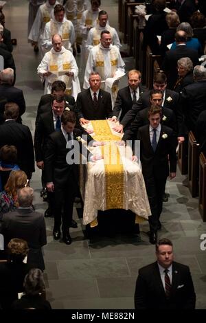 Pallbearers onorario escort ex first lady Barbara Bush è scrigno fuori del santuario alla fine del suo servizio funebre di San Martino la chiesa episcopale in Houston. Foto Stock