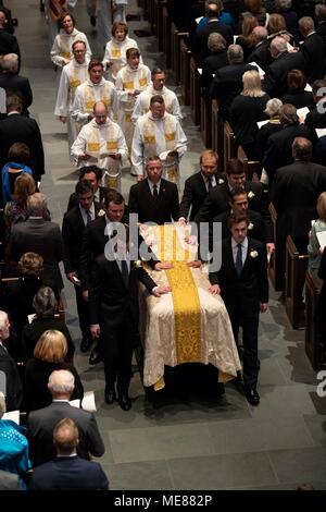 Pallbearers onorario escort ex first lady Barbara Bush è scrigno fuori del santuario alla fine del suo servizio funebre di San Martino la chiesa episcopale in Houston. Foto Stock