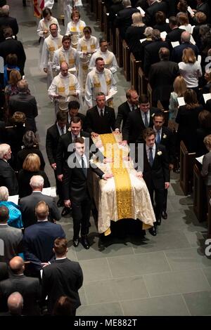 Pallbearers onorario escort ex first lady Barbara Bush è scrigno fuori del santuario alla fine del suo servizio funebre di San Martino la chiesa episcopale in Houston, TX Foto Stock