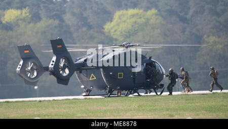 19 aprile 2018, Germania, Schoenefeld: soldati in due Eurocopter elicotteri delle Forze armate tedesche pratica per un volo show. Foto: Ralf Hirschberger/dpa Credito: dpa picture alliance/Alamy Live News Foto Stock