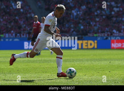 21 aprile 2018, Germania, Hannover: Calcio, Bundesliga Tedesca, Hannover 96 vs FC Bayern Monaco di Baviera al HDI-Arena. Monaco di Baviera Rafinha. Foto: Peter Steffen/dpa - AVVISO IMPORTANTE: a causa della Lega calcio tedesca·s (DFL) accrediti regolamenti, la pubblicazione e la ridistribuzione online e nei contenuti multimediali in linea è limitata durante la partita a quindici immagini per partita Foto Stock