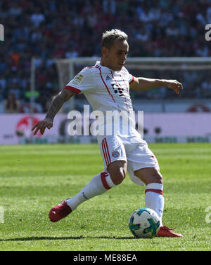 21 aprile 2018, Germania, Hannover: Calcio, Bundesliga Tedesca, Hannover 96 vs FC Bayern Monaco di Baviera al HDI-Arena. Monaco di Baviera Rafinha. Foto: Peter Steffen/dpa - AVVISO IMPORTANTE: a causa della Lega calcio tedesca·s (DFL) accrediti regolamenti, la pubblicazione e la ridistribuzione online e nei contenuti multimediali in linea è limitata durante la partita a quindici immagini per partita Foto Stock