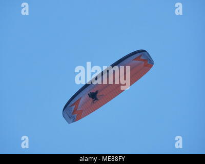 Sheerness, Kent, Regno Unito. Xxi Aprile, 2018. Regno Unito Meteo: un uomo con un paramotore vola il suo paracadute al tramonto in una nebbiosa serata con vento leggero. Credito: James Bell/Alamy Live News Foto Stock