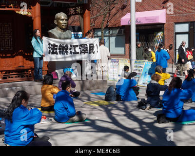 Montreal, Canada, 21 aprile 2018. Il Falun Gong membri di Montreal soddisfare fino a meditare e attirare la consapevolezza della persecuzione del Falun Gong in Cina e dei presunti organo di raccolta. Credito: Richard prudhomme/Alamy Live News Foto Stock