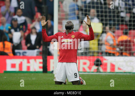 Londra, Regno Unito. Xxi Aprile, 2018. Il Manchester United Romelu Lukaku celebra vincendo la FA Cup semi-finale tra Manchester United e Tottenham Hotspur allo Stadio di Wembley a Londra, Gran Bretagna il 21 aprile 2018. Il Manchester United ha vinto 2-1 e avanzate per la finale. Credito: Tim Irlanda/Xinhua/Alamy Live News Foto Stock