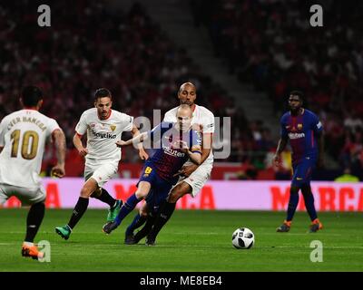 Madrid, Spagna. Xxi Aprile, 2018. FC Barcelona di Andres Iniesta (C) il sistema VIES per la palla durante il re spagnolo's Cup match finale tra Barcellona e Siviglia in Spagna a Madrid, il 21 aprile 2018. FC Barcelona rivendicato il titolo sconfiggendo Sevilla con 5-0. Credito: Guo Qiuda/Xinhua/Alamy Live News Foto Stock