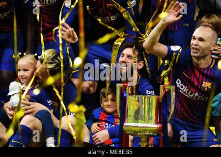 Madrid, Spagna. Xxi Aprile, 2018. Lionel Messi 2 (R) e Andres Iniesta (1R) celebrare durante la cerimonia di premiazione dopo il re spagnolo's Cup match finale tra Barcellona e Siviglia in Spagna a Madrid, il 21 aprile 2018. FC Barcelona rivendicato il titolo sconfiggendo Sevilla con 5-0. Credito: Guo Qiuda/Xinhua/Alamy Live News Foto Stock